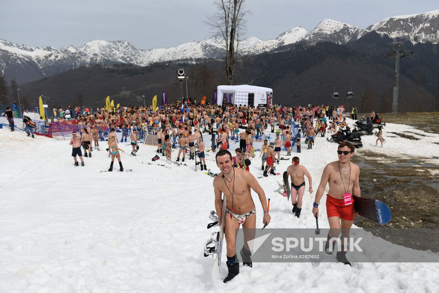 Guinness world record set in bikini downhill skiing