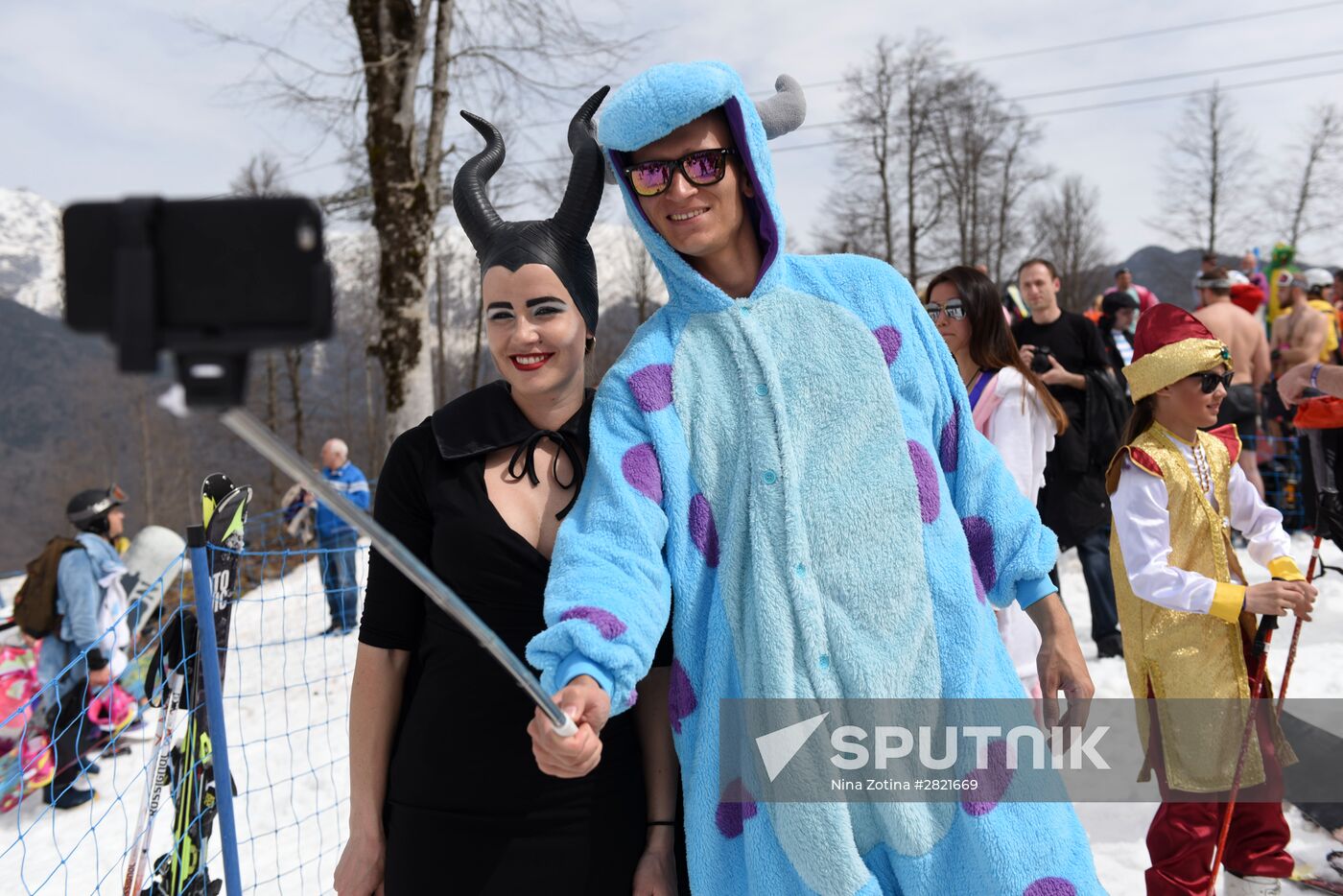 Guinness world record set in bikini downhill skiing