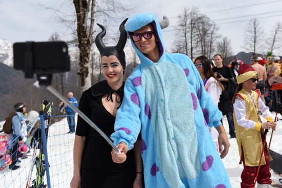 Guinness world record set in bikini downhill skiing