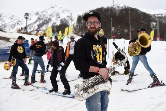 Guinness world record set in bikini downhill skiing