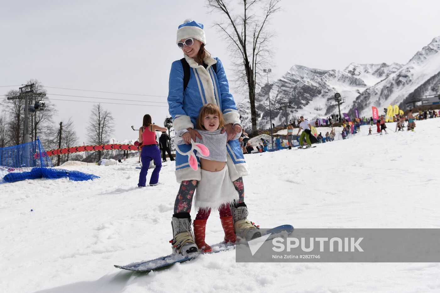 Guinness world record set in bikini downhill skiing