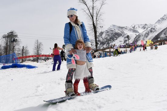 Guinness world record set in bikini downhill skiing