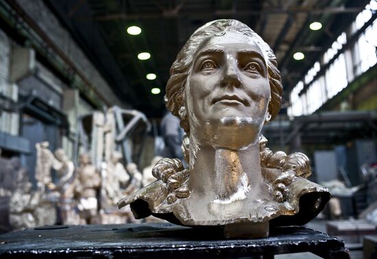 Making monument to Catherine the Great to be installed in Simferopol