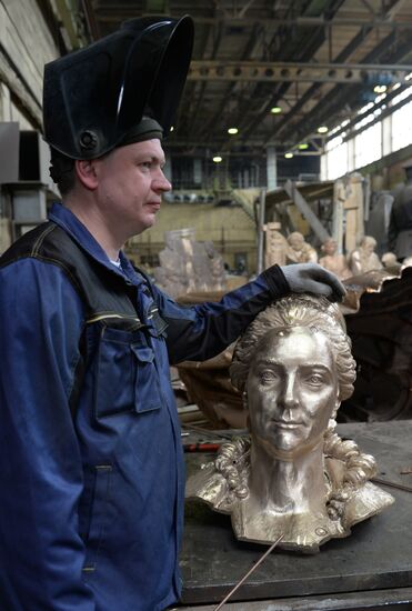 Making monument to Catherine the Great to be installed in Simferopol