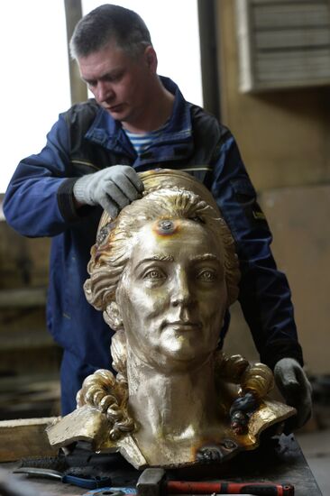 Making monument to Catherine the Great to be installed in Simferopol