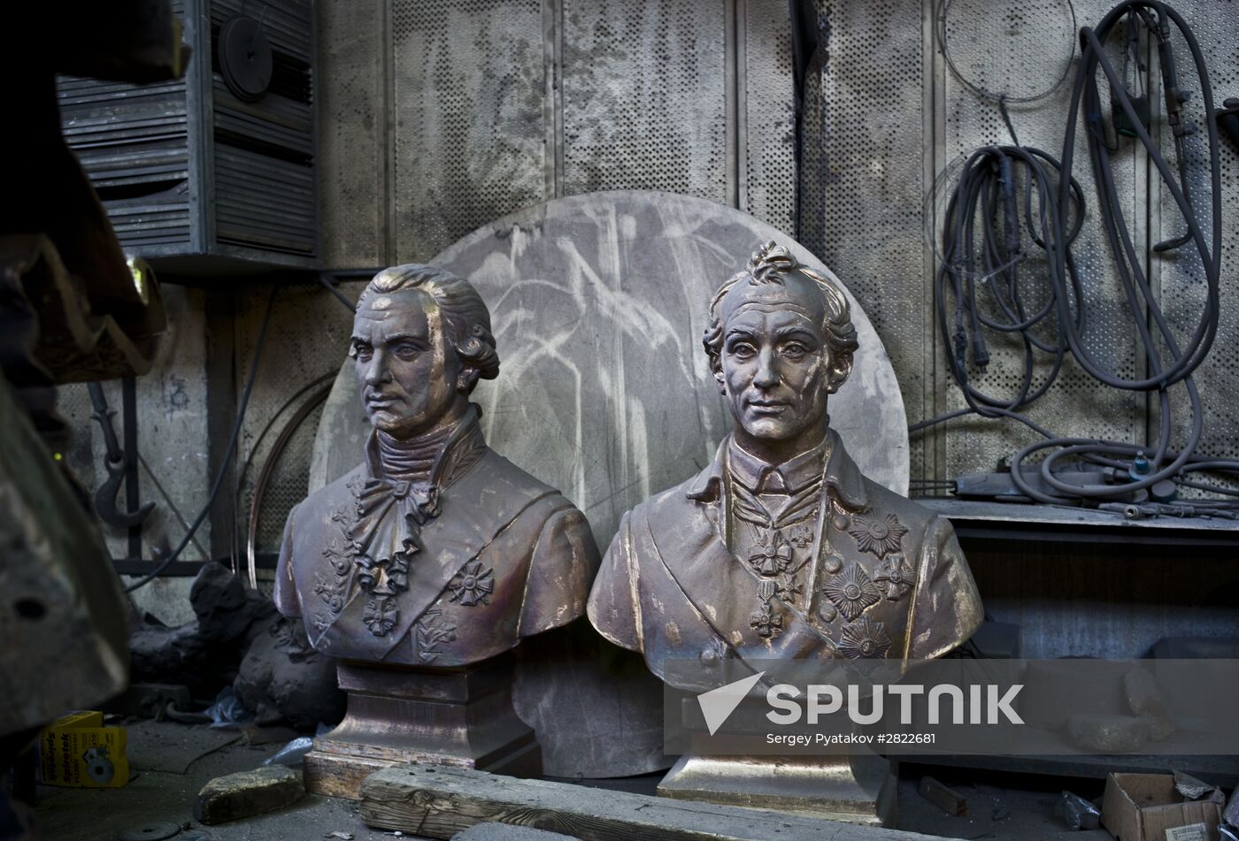 Making monument to Catherine the Great to be installed in Simferopol