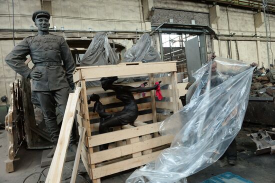 Making monument to Catherine the Great to be installed in Simferopol