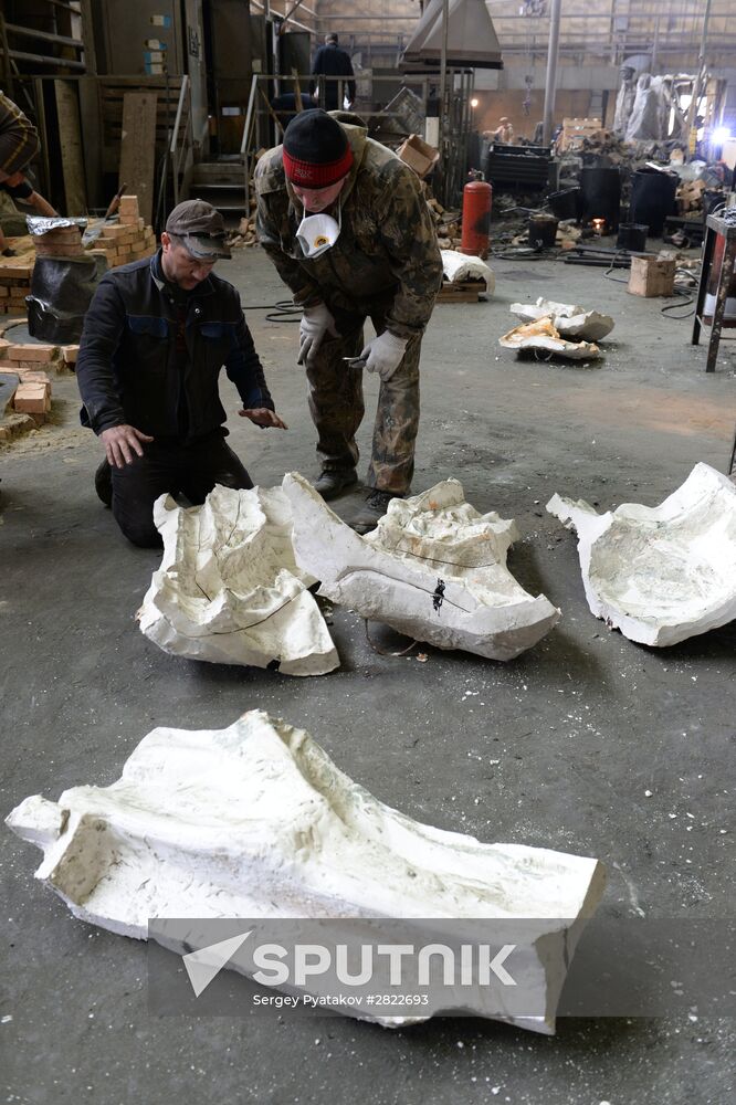Making monument to Catherine the Great to be installed in Simferopol
