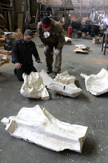 Making monument to Catherine the Great to be installed in Simferopol