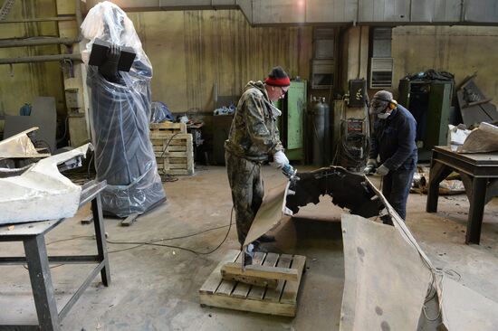 Making monument to Catherine the Great to be installed in Simferopol