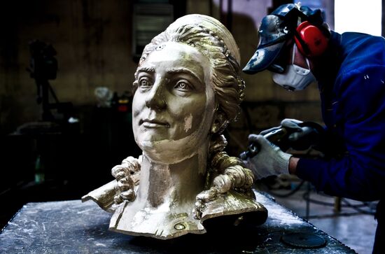 Creating monument to Empress Catherine the Great to install in Simferopol