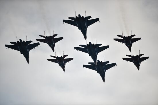 Rehearsing V-Day military parade on May 9