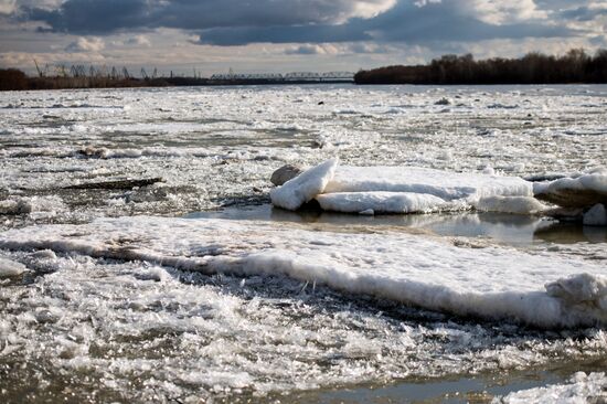 Ice breaks on Irtysh river in Omsk Region