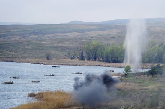 Military exercises in Lugansk poeple's Republic