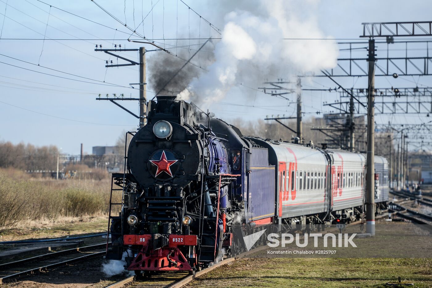 Tourist retro train arrives in Veliky Novgorod