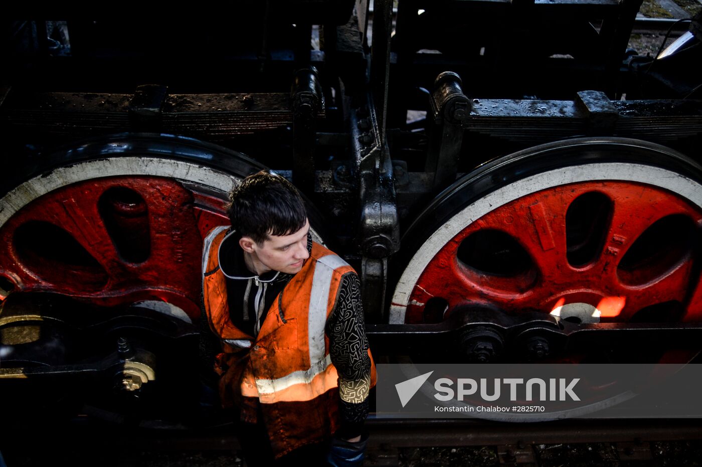 Tourist retro train arrives in Veliky Novgorod