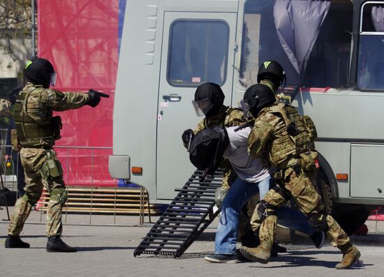 Exhibition performance by Interior Ministry's employees in Sevastopol