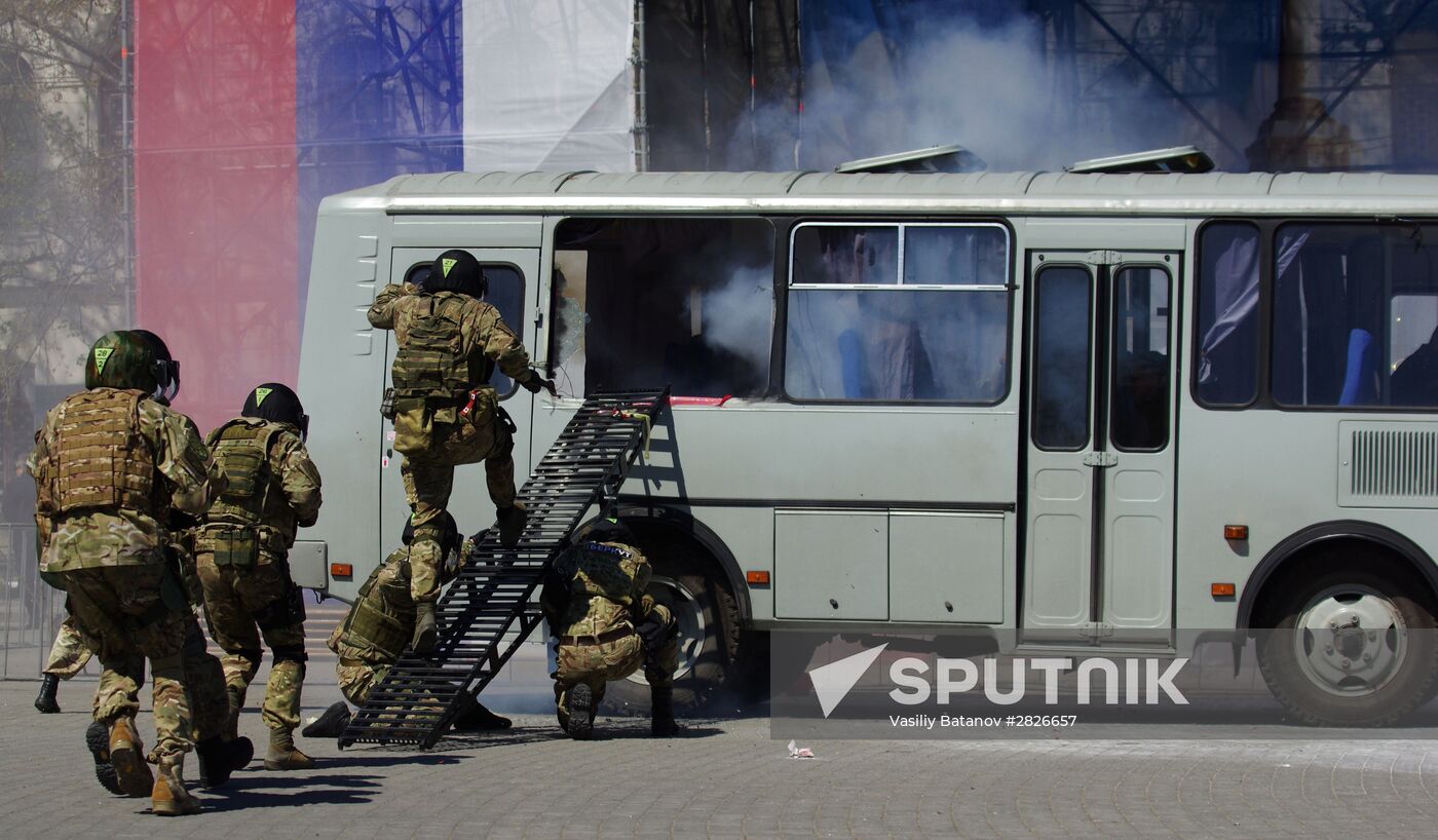 Exhibition performance by Interior Ministry's employees in Sevastopol