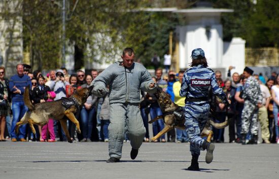 Exhibition performance by Interior Ministry's employees in Sevastopol
