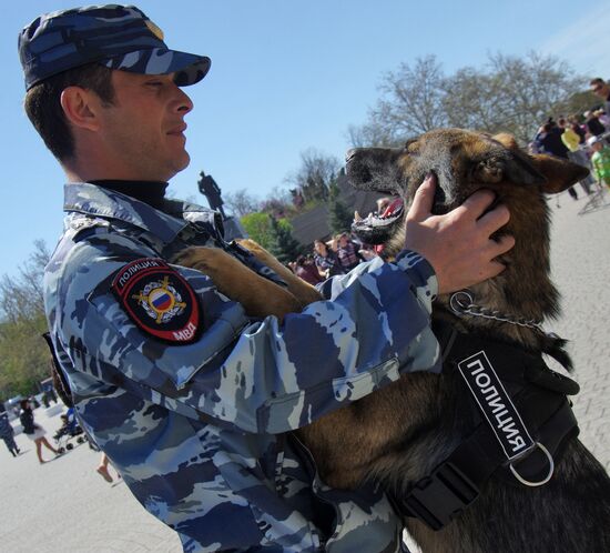 Exhibition performance by Interior Ministry's employees in Sevastopol
