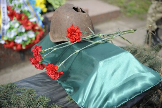 Relics of a servicemen killed in action in 1943 during battle for Slavyansk transferred to Russia