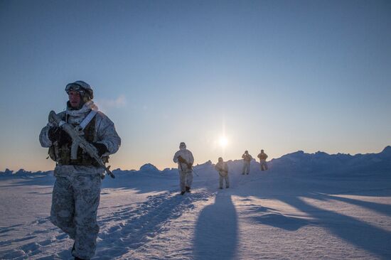Chechen special forces conducts drills at North Pole