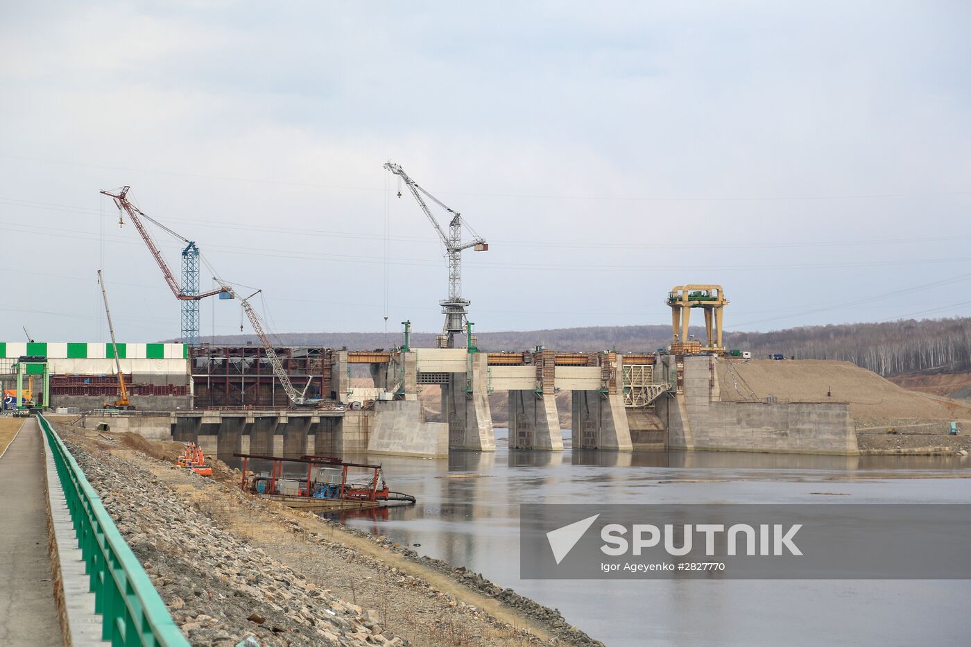 Damming the Bureya River near the Nizhne-Bureiskaya hydropower station in the Amur Region