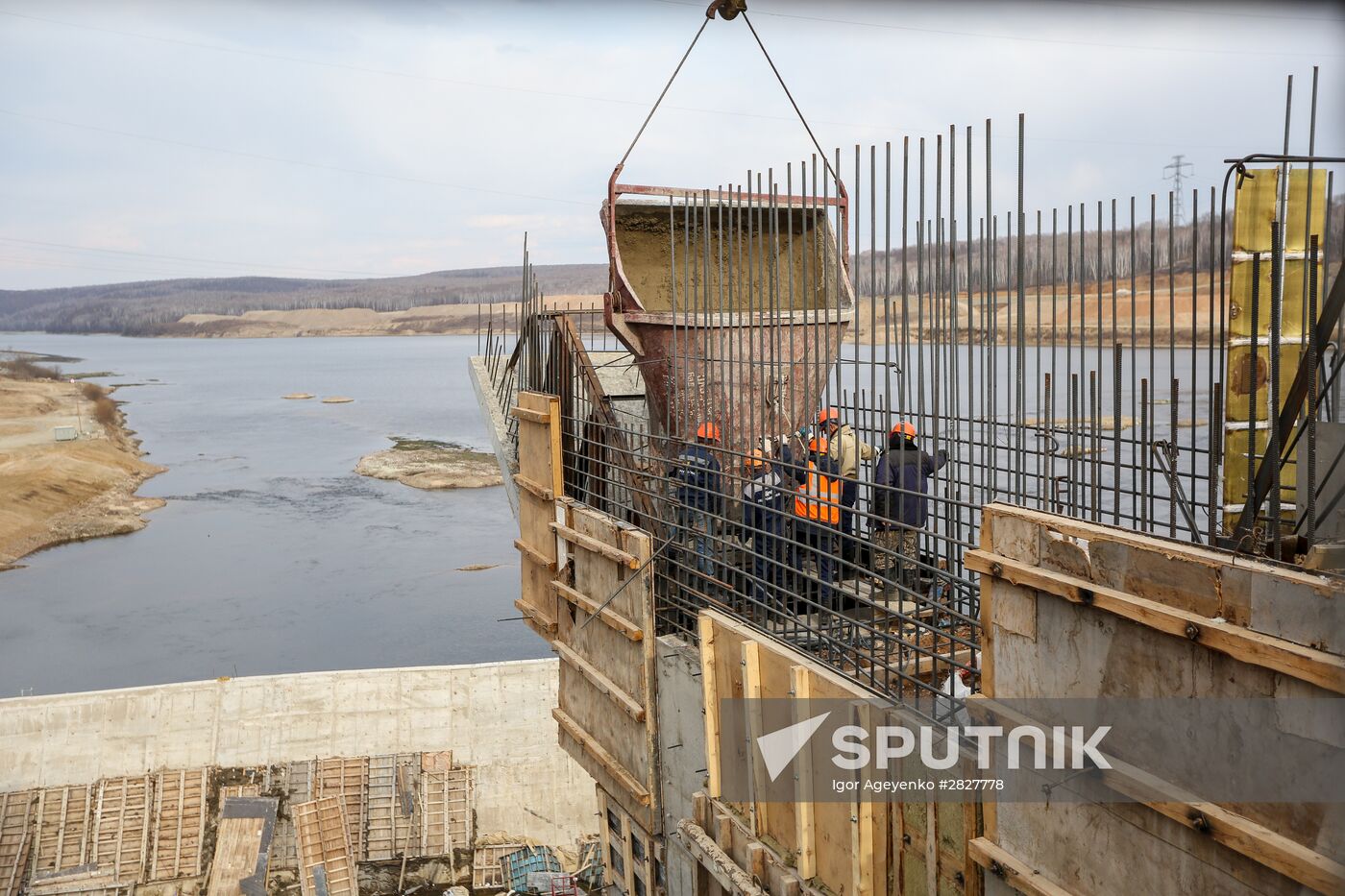 Damming the Bureya River near the Nizhne-Bureiskaya hydropower station in the Amur Region