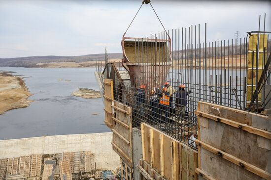 Damming the Bureya River near the Nizhne-Bureiskaya hydropower station in the Amur Region
