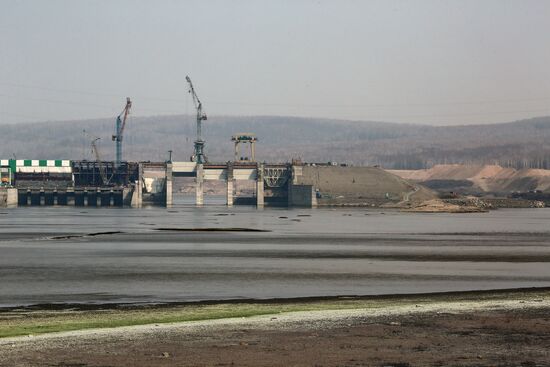 Damming the Bureya River near the Nizhne-Bureiskaya hydropower station in the Amur Region