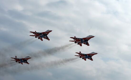 Joint rehearsal of aerobatic teams before the Victory Parade