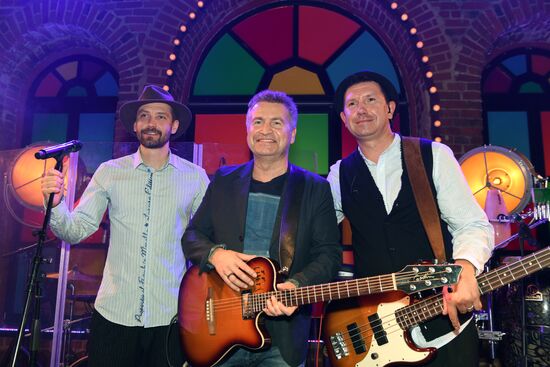 Uma2rman band presents new album