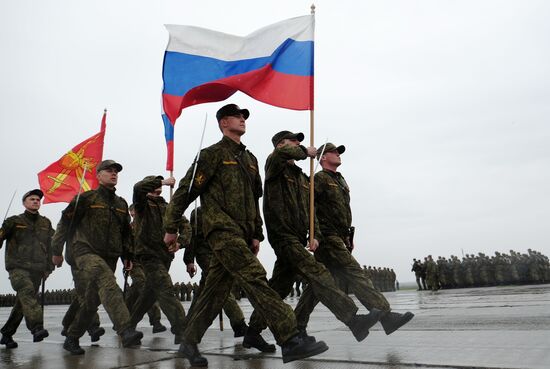 Foot-borne and mechanized parade crews train in Samara