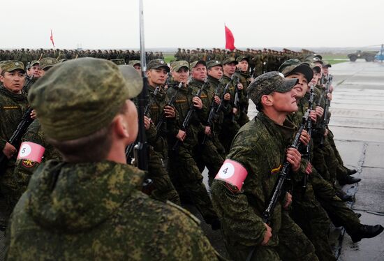 Foot-borne and mechanized parade crews train in Samara