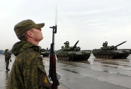 Foot-borne and mechanized parade crews train in Samara