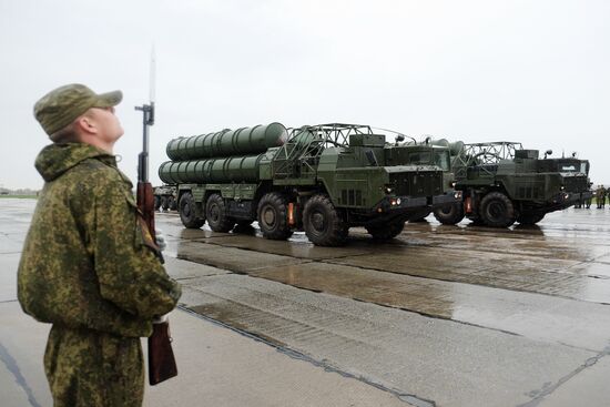 Foot-borne and mechanized parade crews train in Samara
