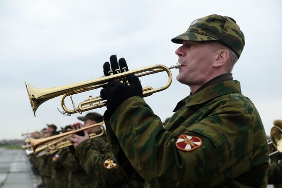 Foot-borne and mechanized parade crews train in Samara