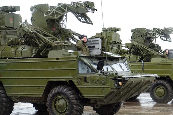 Foot-borne and mechanized parade crews train in Samara