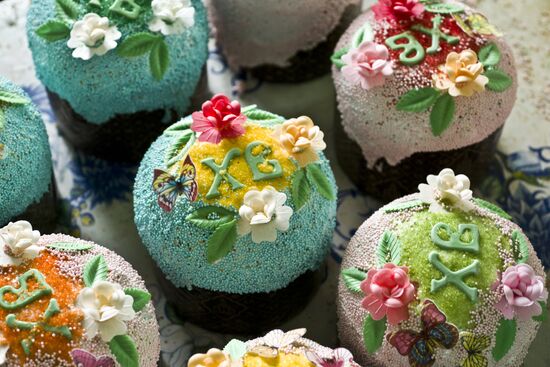 Baking Easter cakes at Serpukhov women's monastery