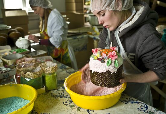 Baking Easter cakes at Serpukhov women's monastery