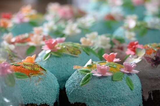 Baking Easter cakes at Serpukhov women's monastery