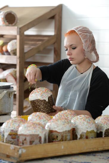 Baking Easter cakes at Serpukhov women's monastery