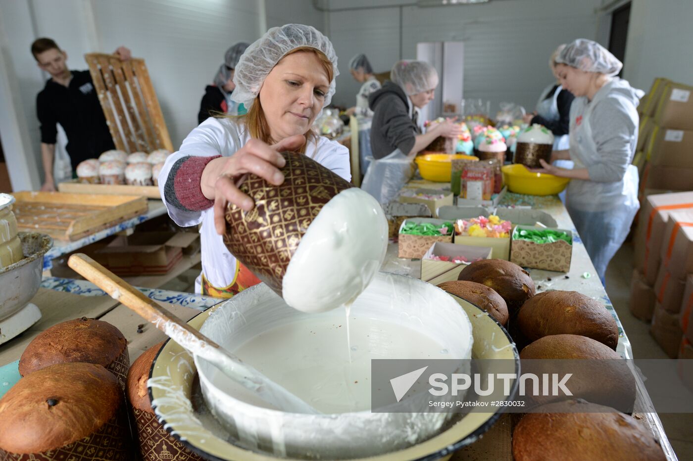Baking Easter cakes at Serpukhov women's monastery