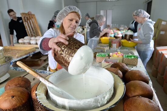 Baking Easter cakes at Serpukhov women's monastery