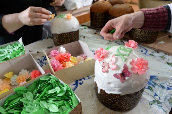 Baking Easter cakes at Serpukhov women's monastery