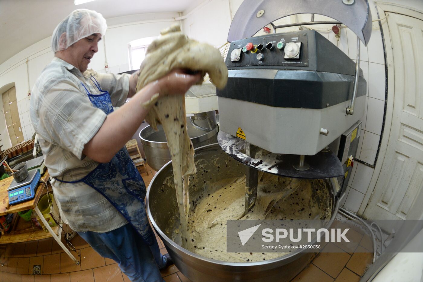 Baking Easter cakes at Serpukhov women's monastery