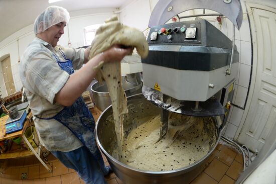 Baking Easter cakes at Serpukhov women's monastery