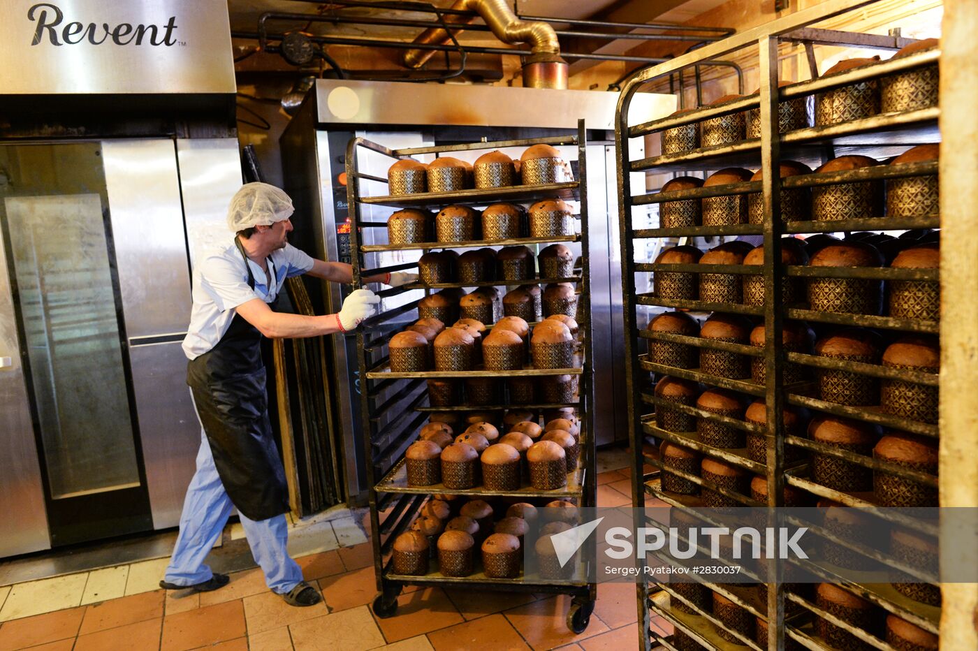 Baking Easter cakes at Serpukhov women's monastery