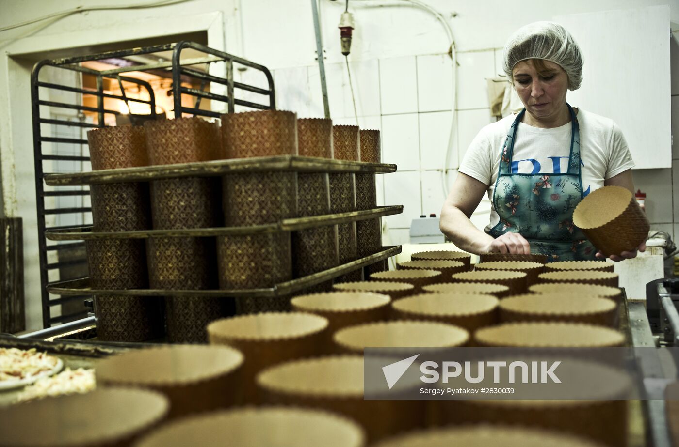 Baking Easter cakes at Serpukhov women's monastery