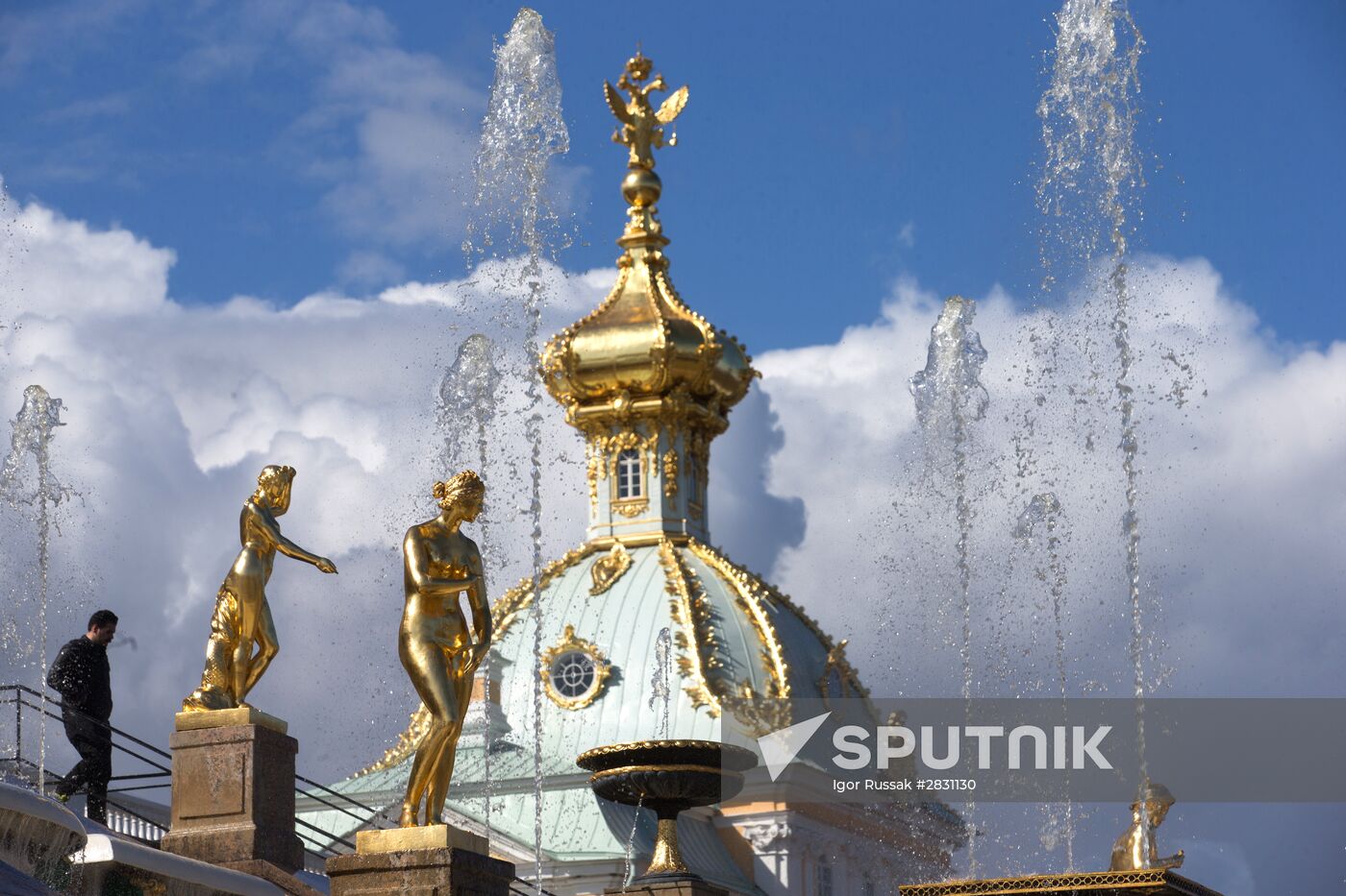 Fountains start operating in Peterhof